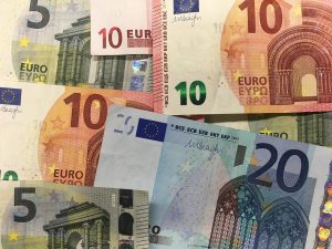 Money, euro, seem — MetaTrader 4: Access expert advisors and advanced charting tools.